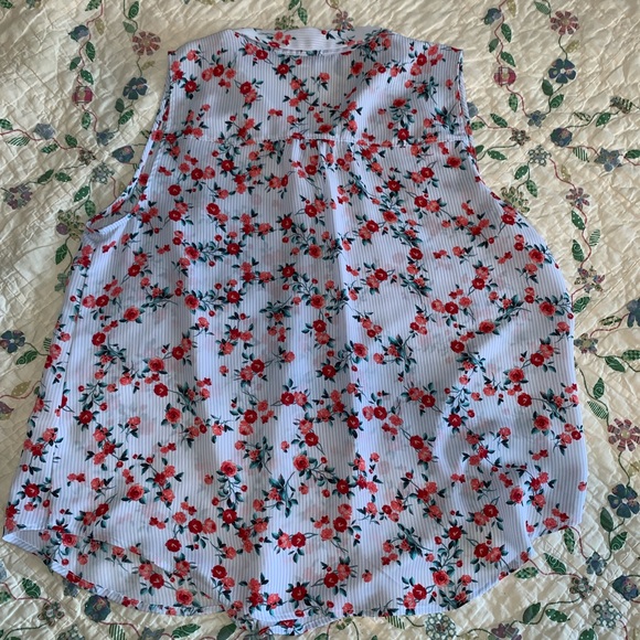 Elle Sleeveless Button Down Top - Picture 4 of 4